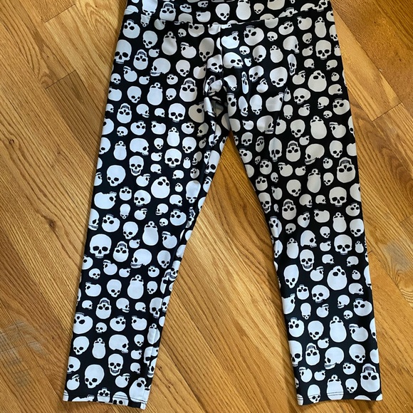 SOLD // skull cropped Onzie leggings - Picture 2 of 6